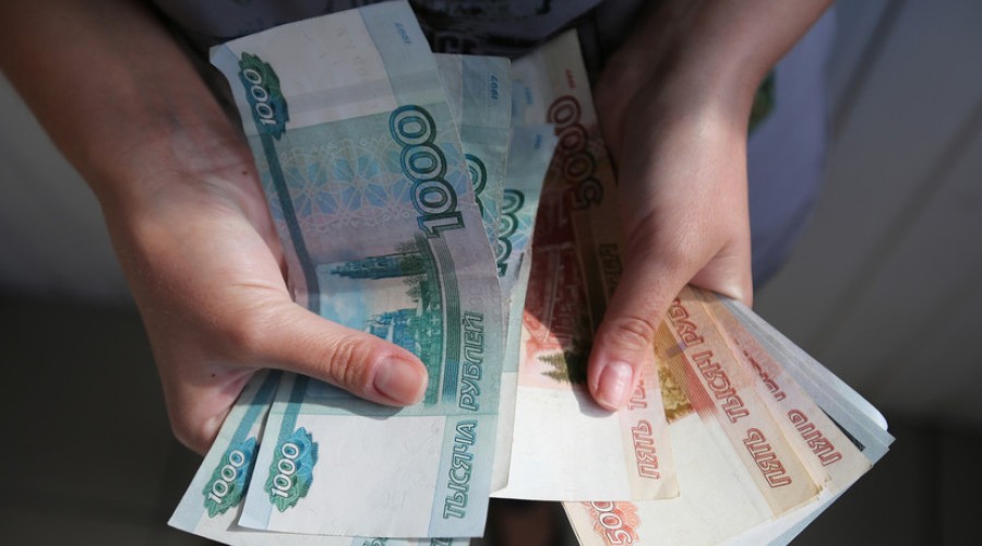 Госдума приняла закон об увеличении МРОТ в 2024 году до 19 242 рублей