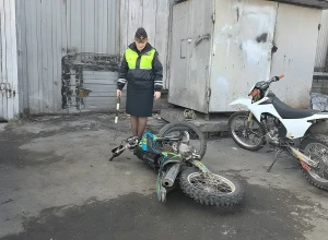 Сороколетний водитель питбайка без прав погиб в Свердловской области, вылетев на встречку