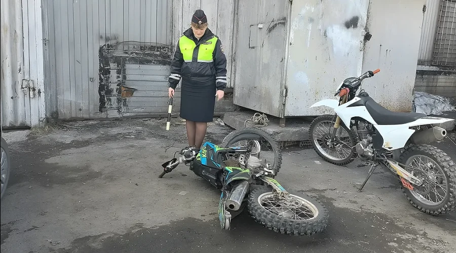 Сороколетний водитель питбайка без прав погиб в Свердловской области, вылетев на встречку