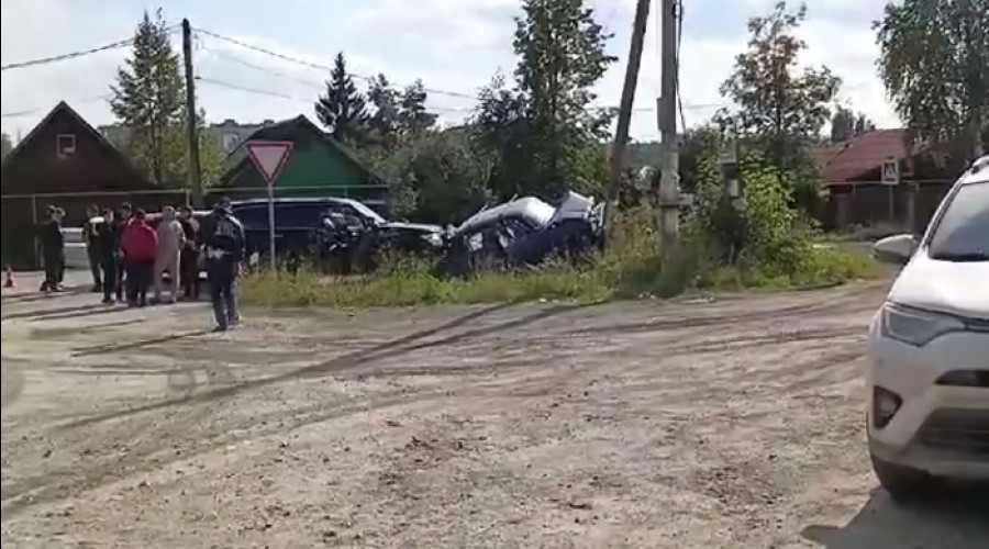 В Ревде пожилой водитель внедорожника скончался за рулем автомобиля