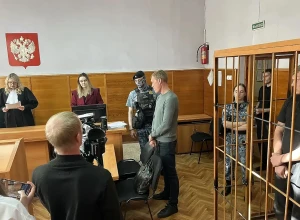 В Екатеринбурге суд на два месяца арестовал мотоциклиста, пнувшего инспектора мотороты ДПС