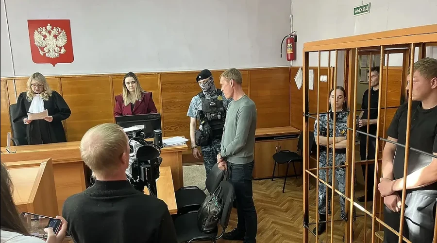 В Екатеринбурге суд на два месяца арестовал мотоциклиста, пнувшего инспектора мотороты ДПС