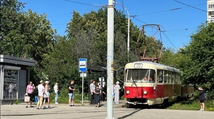 Екатеринбуржцы пожаловались на новые остановки, которые не спасают от дождя и ветра
