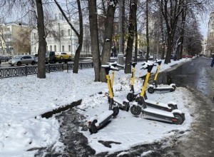 Минтранс предложил запретить электросамокатчикам сигналить пешеходам