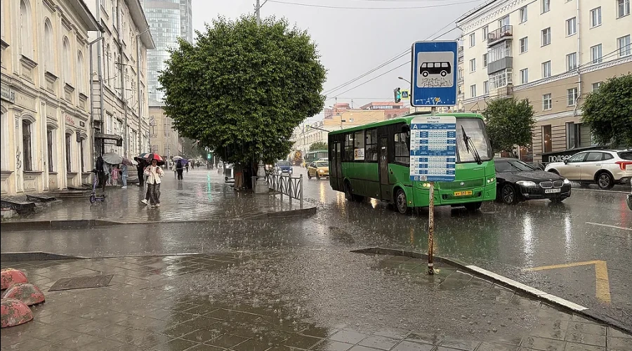 Водители автобусов продолжают нарушать ПДД в Екатеринбурге