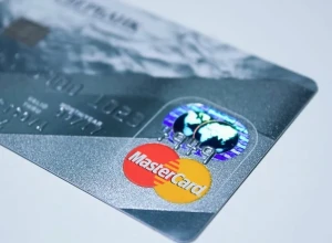 В ЦБ заявили, что карты Mastercard и Visa должны уйти с российского рынка