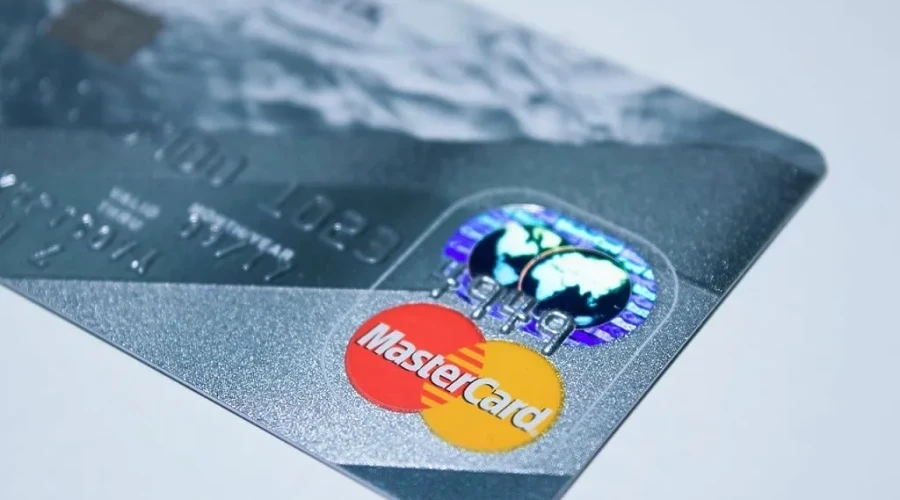 В ЦБ заявили, что карты Mastercard и Visa должны уйти с российского рынка