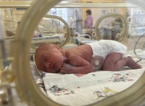В Екатеринбурге многодетная мать родила тройню в 43 года