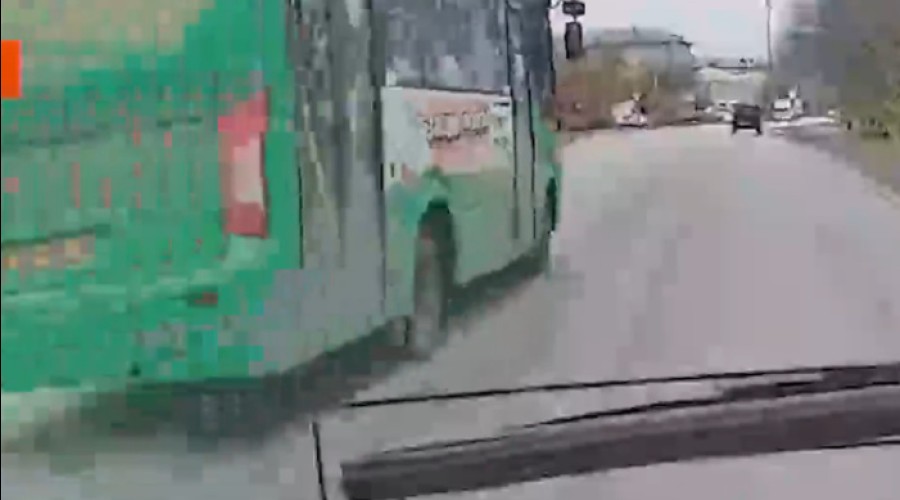 В Екатеринбурге водителя автобуса лишили премии за устроенную гонку за пассажиром