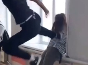 Родители едва не устроили расправу в свердловской школе, где подросток ударил девочку ногой