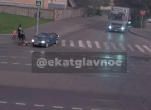 В Екатеринбурге парочка подростков на самокате протаранила автомобиль