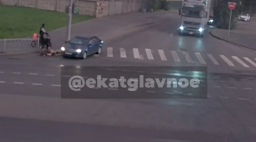 В Екатеринбурге парочка подростков на самокате протаранила автомобиль