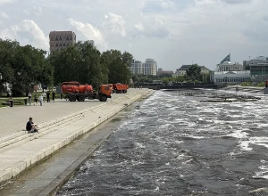 Стало известно, зачем оранжевые грузовики стоят в Историческом сквере