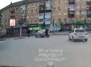 На проспекте Космонавтов парень на электросамокате врезался в машину и уехал с места происшествия