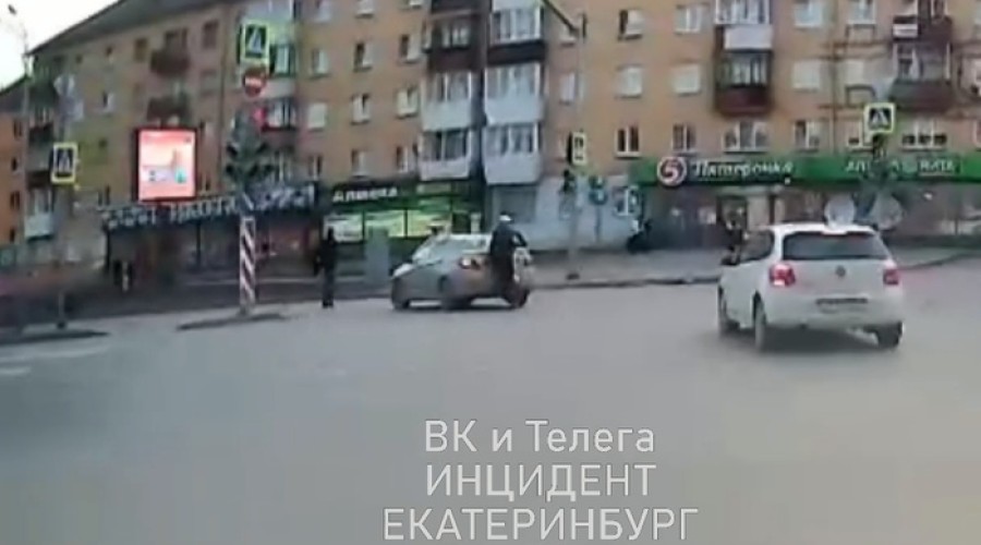 На проспекте Космонавтов парень на электросамокате врезался в машину и уехал с места происшествия