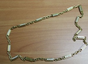 Уборщица на Урале украла в подарок возлюбленному цепочку за миллион рублей