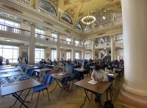 Сотни детей и взрослых атаковали ВУЗ Екатеринбурга