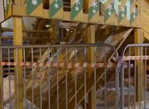 В Тюмени на площади обрушилась детская горка с катающимися детьми