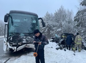 Погибла семья из четырёх человек: на свердловской трассе легковушка влетела в автобус