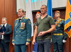 В МЧС наградили сотрудников «Спецавтобазы», вытащивших людей из пожара под Богдановичем