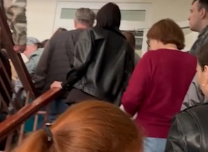 Екатеринбуржцы выстроились в огромную очередь к судебным приставам