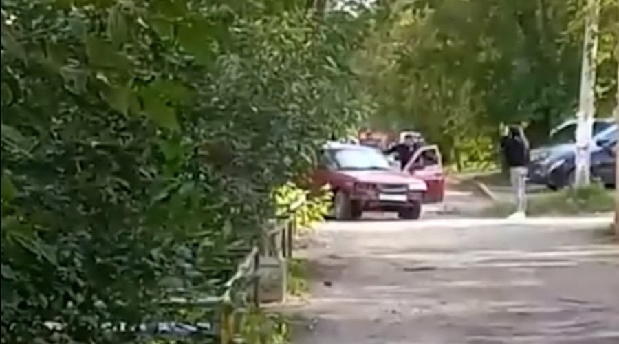 Свердловчане силой отобрали ключи у пьяного водителя, дважды протаранившего столб