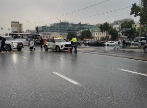Мать с ребенком попали под машину в самом центре Екатеринбурга