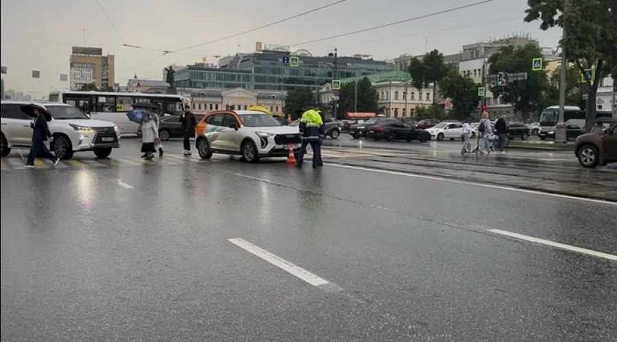 Мать с ребенком попали под машину в самом центре Екатеринбурга
