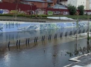 В Екатеринбурге набережная ушла под воду после мощных ливней