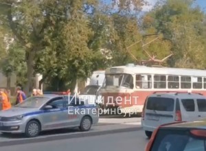 В Екатеринбурге странный водитель перегородил проезд трамваям. У него нашли пакетик с белым порошком