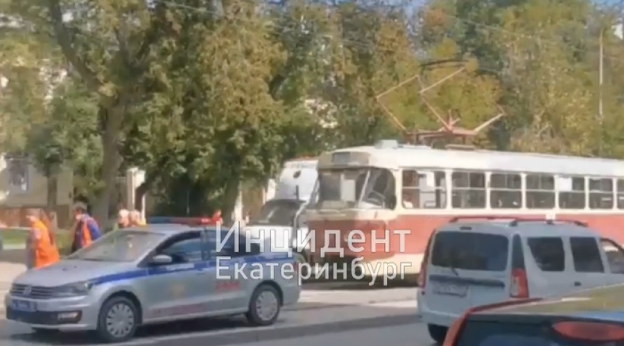 В Екатеринбурге странный водитель перегородил проезд трамваям. У него нашли пакетик с белым порошком
