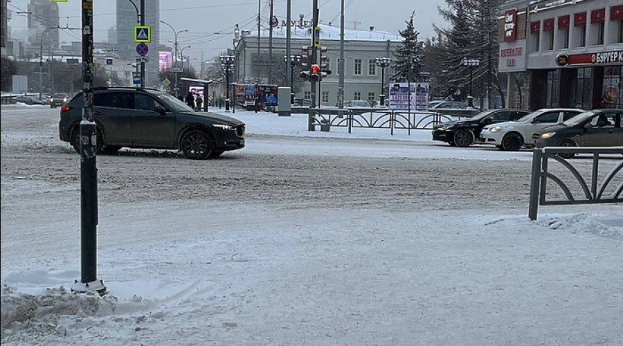 Екатеринбуржцы пожаловались на заснеженные дороги в центре