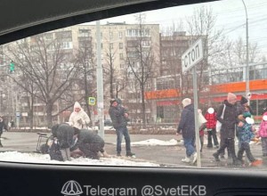 На Уралмаше водитель легковушки сбил мать с младенцем в коляске и уехал