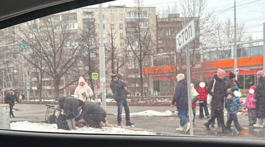 На Уралмаше водитель легковушки сбил мать с младенцем в коляске и уехал