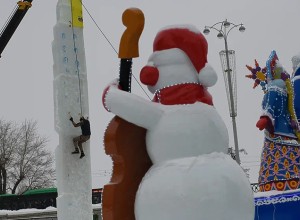 «Они снова полезли!» Последний штурм ледового городка проходит в Екатеринбурге