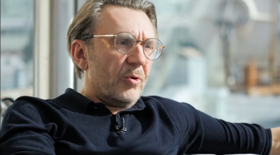 Сергей Шнуров прокомментировал публикацию «КП» о его переезде в Германию