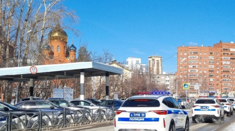 В Екатеринбурге пассажирка получила сотрясение мозга: легковушка подрезала трамвай