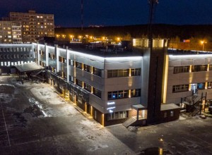 Силовики с автоматами оцепили офисное здание на Юго-Западе