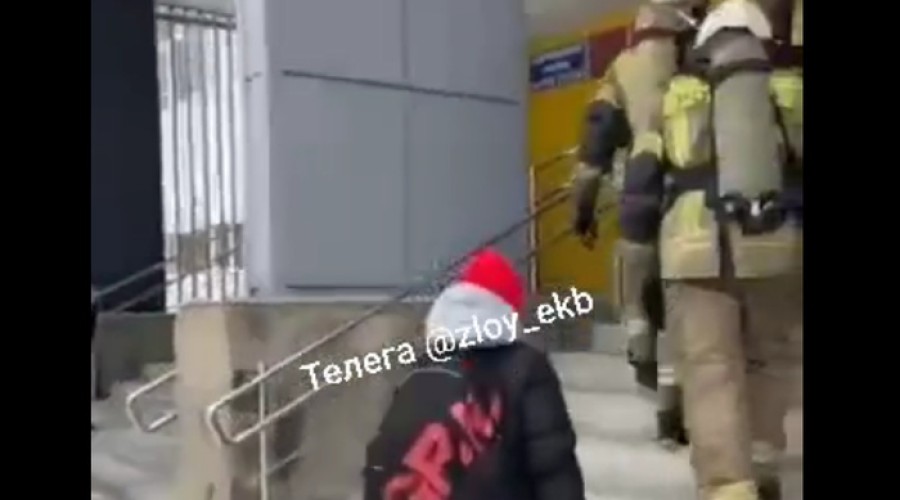 Из екатеринбургской школы эвакуировали детей из-за пожара