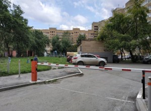 Пожарные в Екатеринбурге снесли дворовый шлагбаум, чтобы проехать к горящей квартире