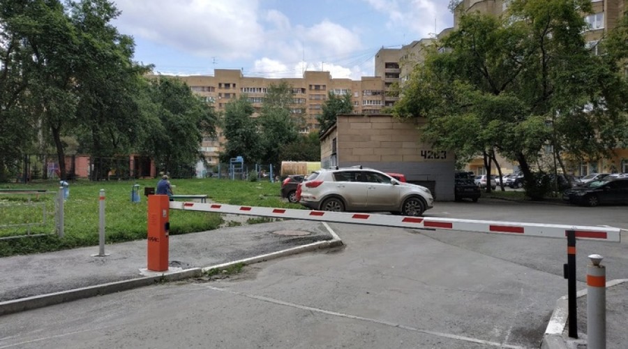 Пожарные в Екатеринбурге снесли дворовый шлагбаум, чтобы проехать к горящей квартире