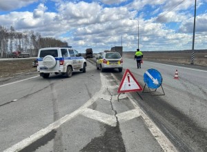 Погиб человек: на Тюменском тракте грузовик врезался в легковушку