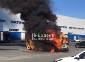 Обгорел водитель: на Серовском тракте загорелся автобус