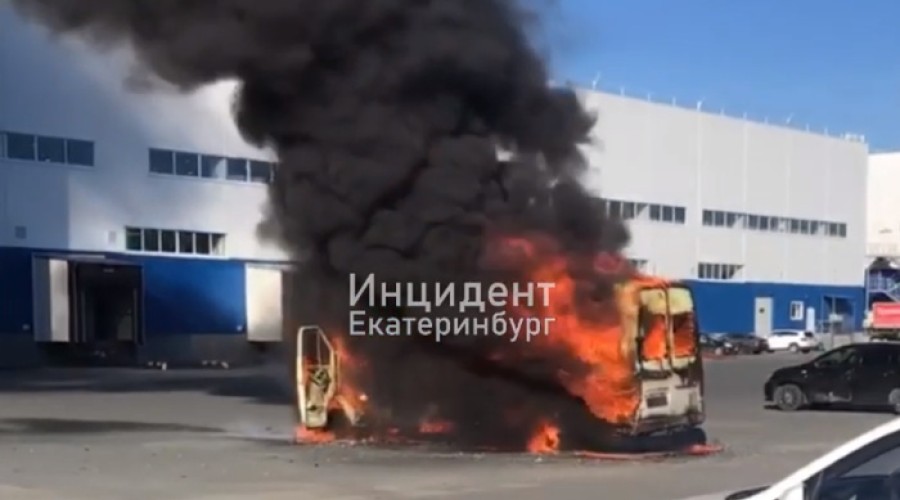 Обгорел водитель: на Серовском тракте загорелся автобус