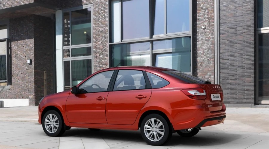 Россияне массово скупают LADA по заводской цене: как это можно сделать?