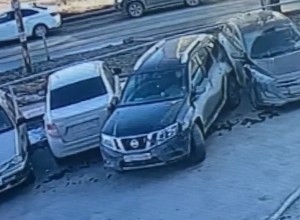 Екатеринбурженка повредила две машины, пытаясь выехать с парковки
