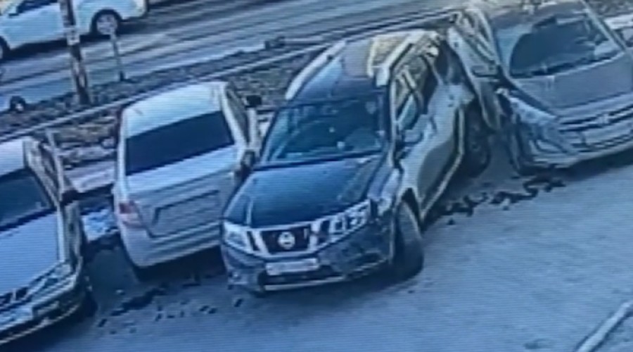 Екатеринбурженка повредила две машины, пытаясь выехать с парковки
