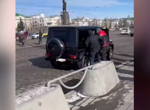 В центре Екатеринбурга неизвестные схватили девушку и затащили в чёрный «Гелик»