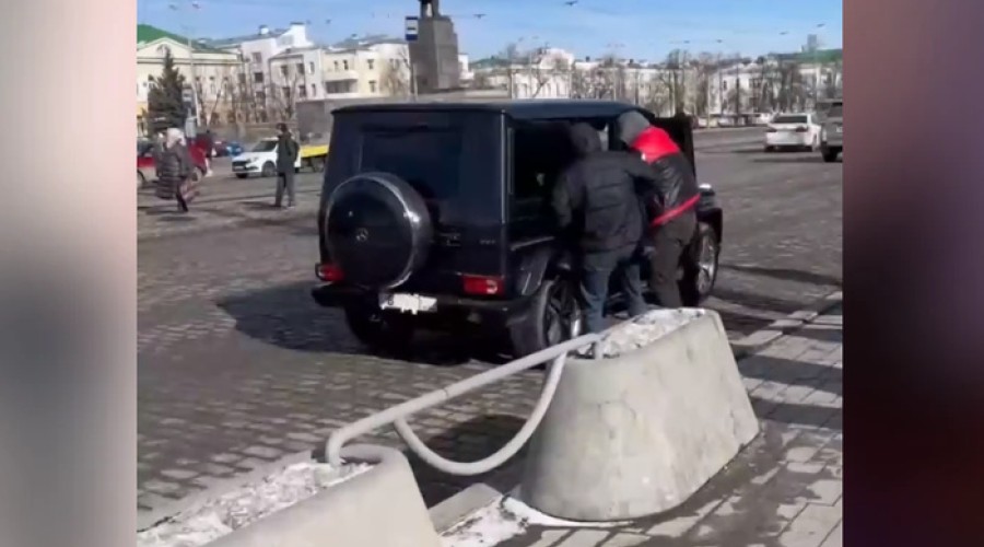 В центре Екатеринбурга неизвестные схватили девушку и затащили в чёрный «Гелик»