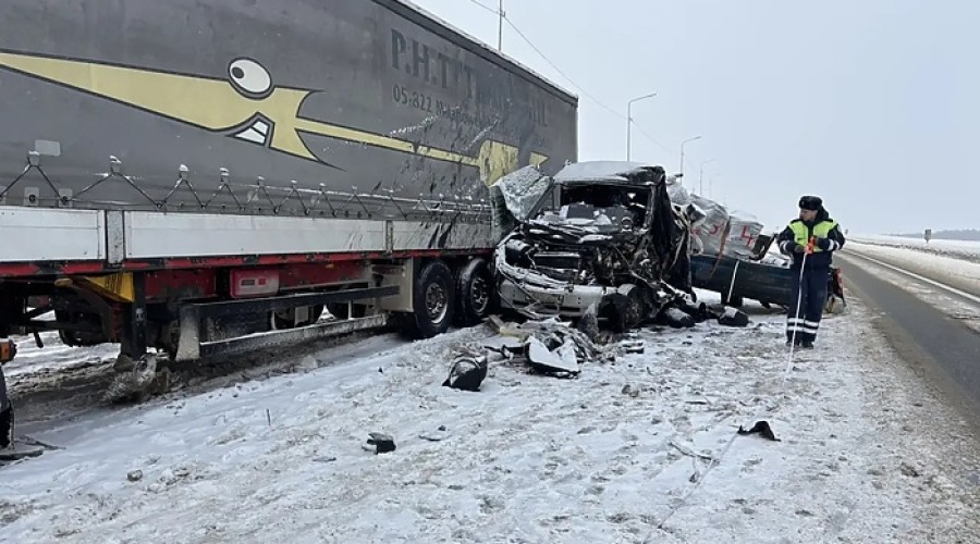 Водитель самосвала погиб под Ачитом на трассе М-12 в столкновении с двумя грузовиками